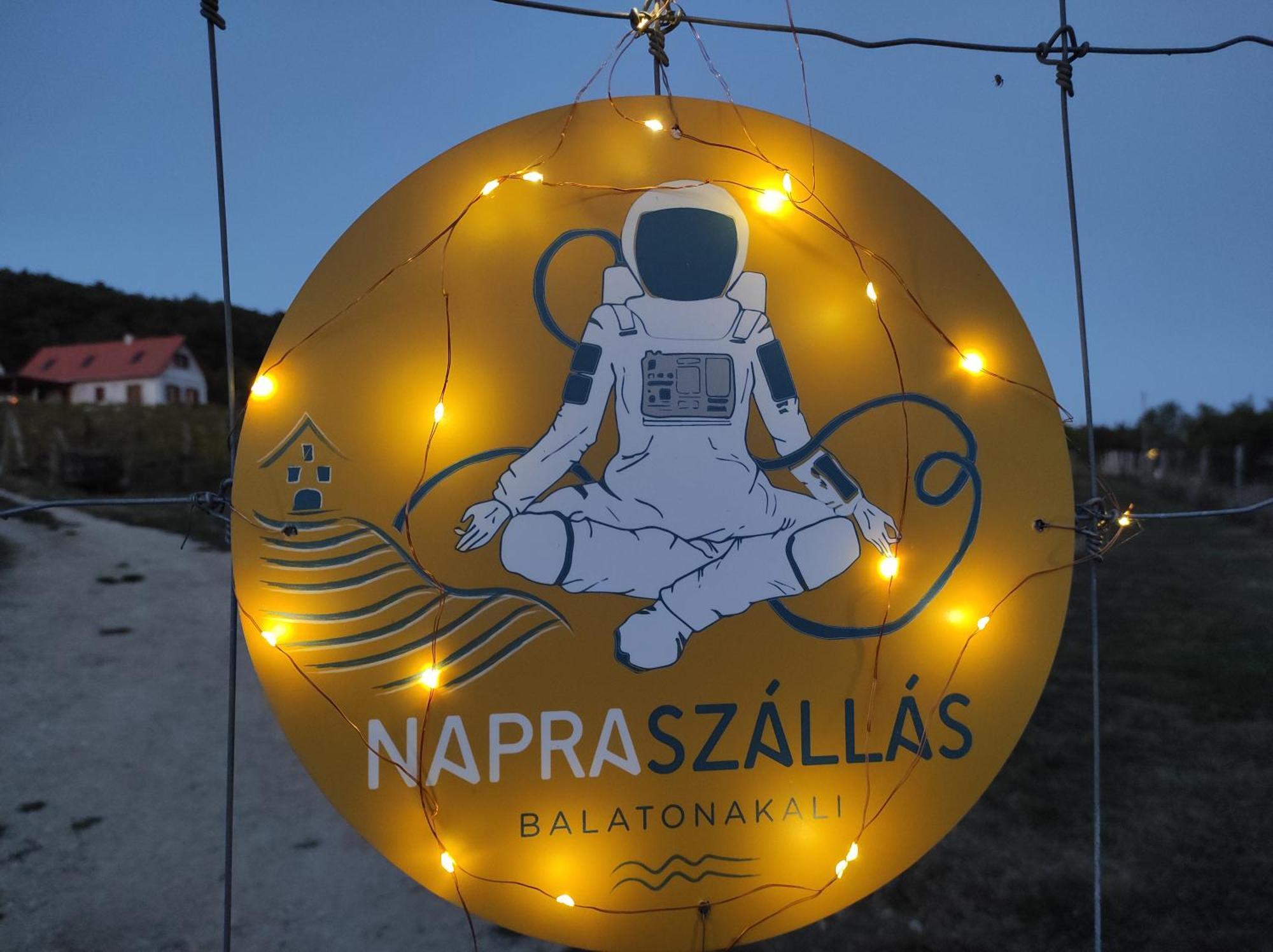Napraszallas Vendeghaz Balatonakali Eksteriør billede